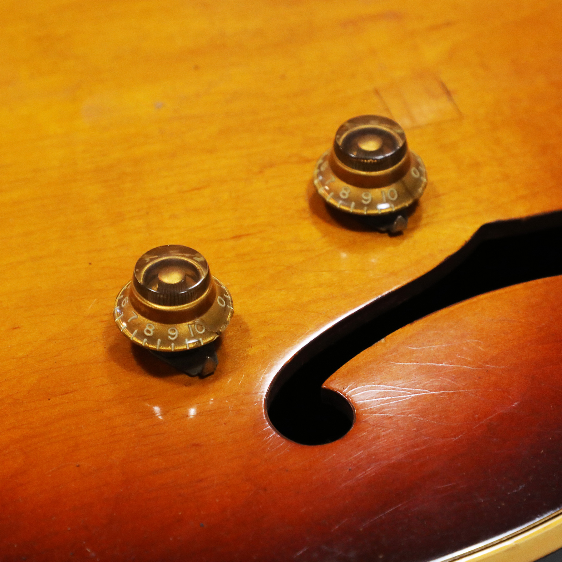 1959-Gibson-Gold-Top-Hat-Knobs-07